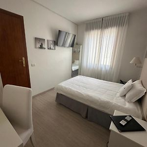 Zimmer mit Kingsize-Bett