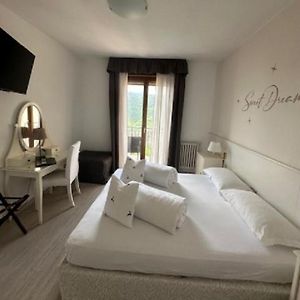 Zimmer mit Kingsize-Bett